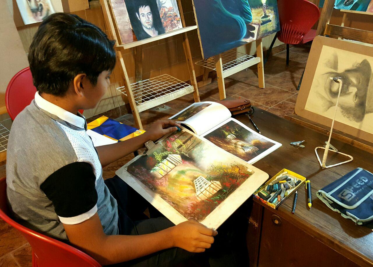 کارآموزان آموزشگاه نقاشی و طراحی ایده – واقع در شهر اراک در حال طراحی